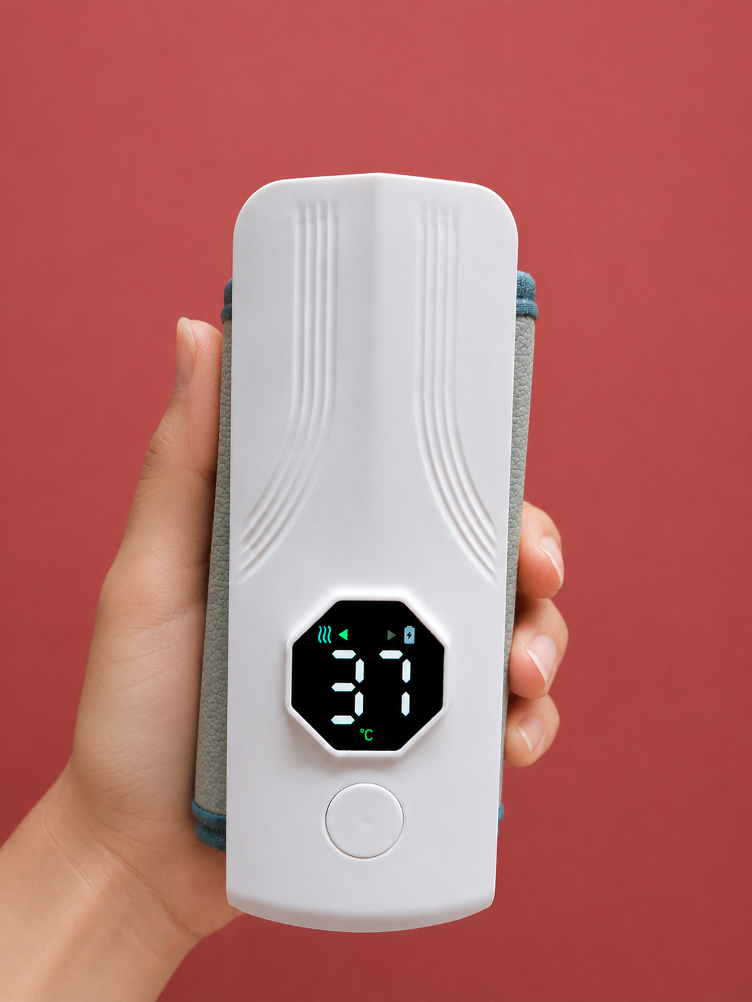 Nestush portable USB-C baby bottle warmer showing 37°C temperature setting for breast milk